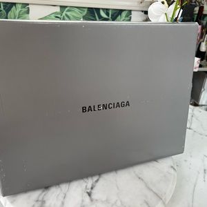 Balenciaga sneaker shoe box